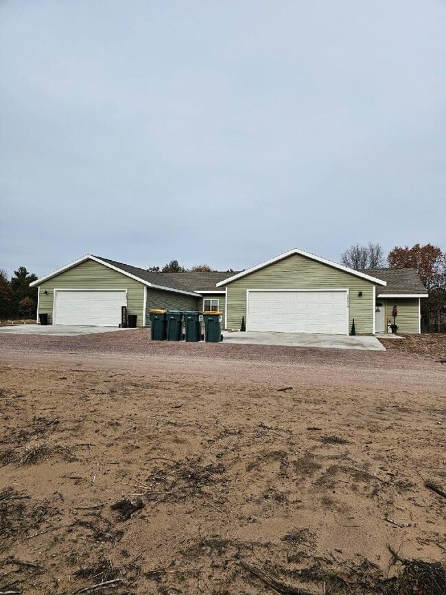 Building Photo - 3 Bedroom Duplex