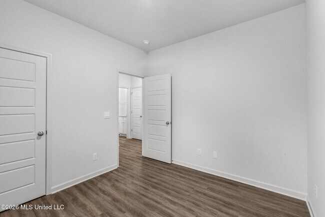 Building Photo - 621 Stillwater Cv