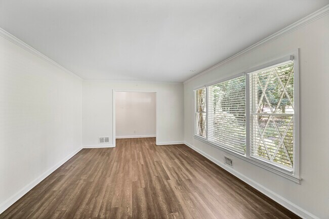 Building Photo - 645 Pauley Pl NE
