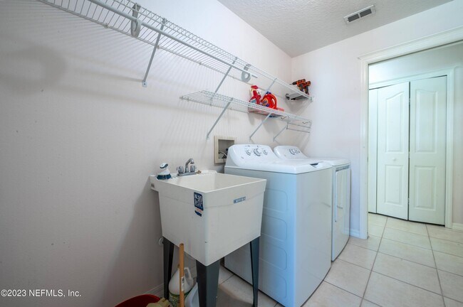 Building Photo - 13 Clear Ct