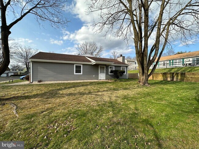 Building Photo - 319 Canterbury Ct