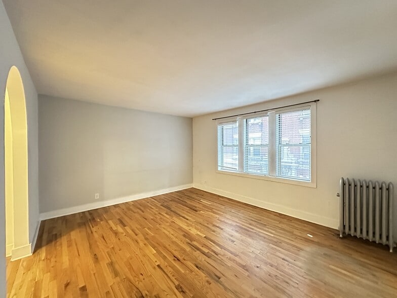 Building Photo - 549 W Surf St