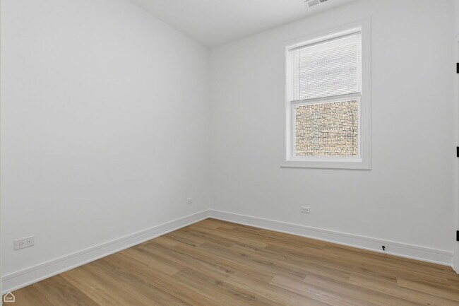 Building Photo - 4841 S Prairie Ave