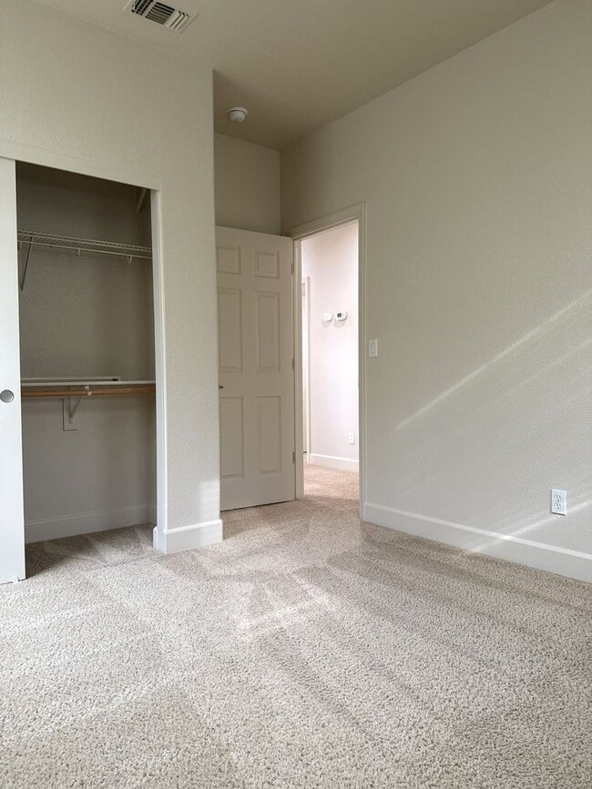 Building Photo - Pleasing 5/2 near college and UC