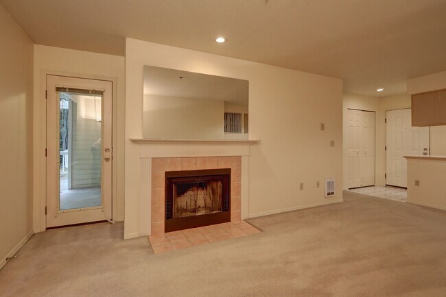 Building Photo - Charming 2BR 2BA Condo in great Bellevue l...