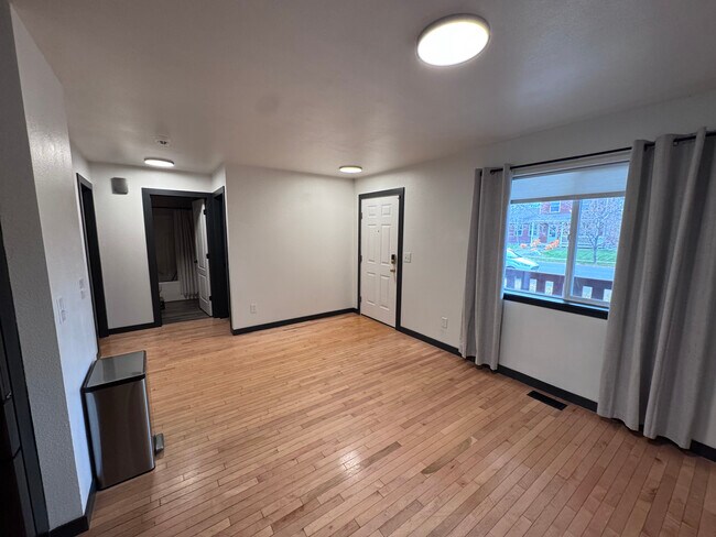 Building Photo - 705 Green Tree Dr