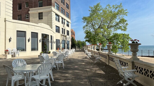 Building Photo - 1205 W Sherwin Ave