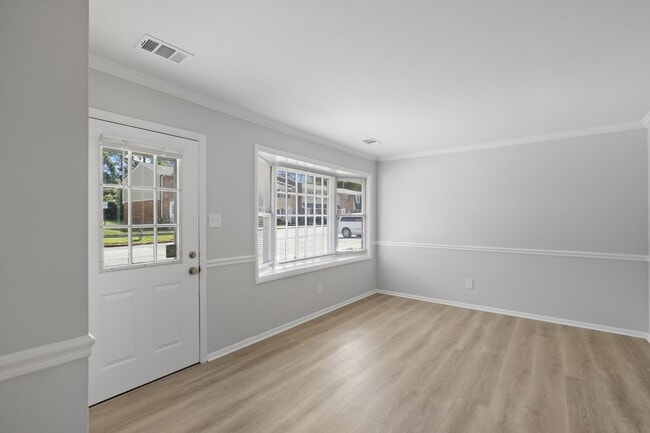 Building Photo - Renovated Hilltop Village Townhouse-Available 5/15/26