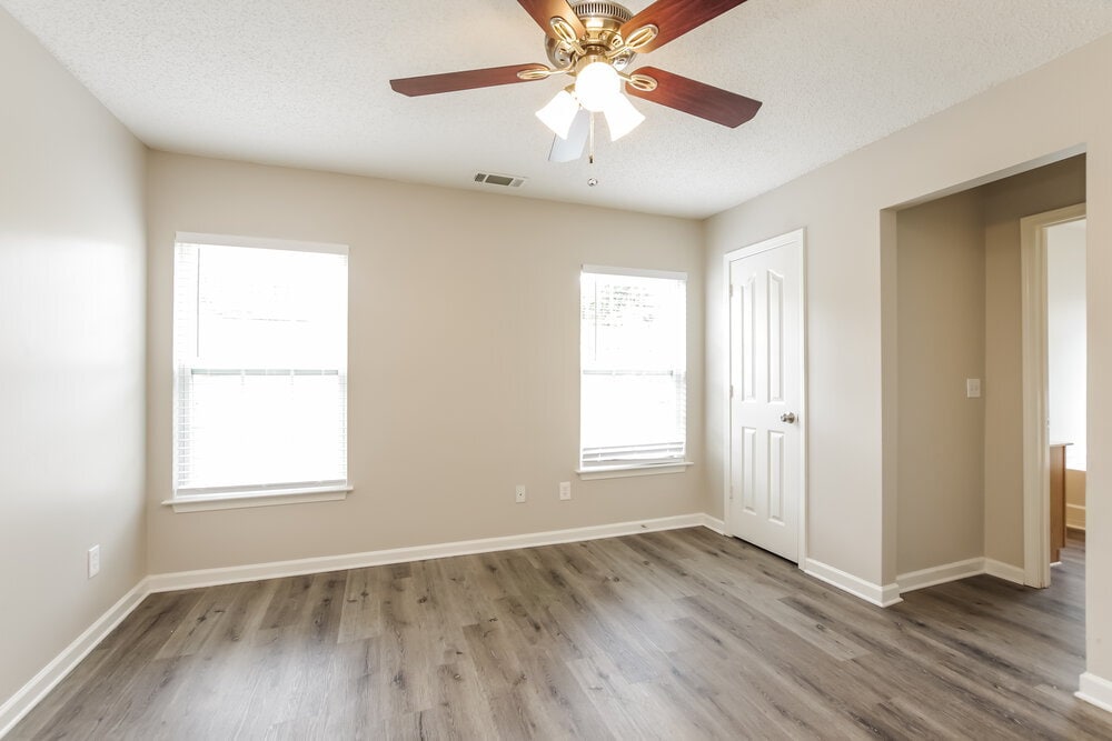 Building Photo - 555 River View Dr