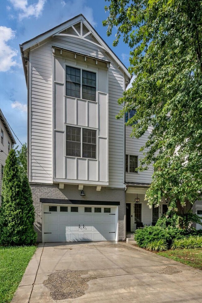 Building Photo - 3-bedroom, 2.5-bath rental home located in Nashville’s vibrant, 12 South!