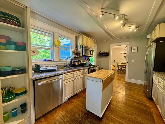 Building Photo - $3,900 - 3BD/2BA Single Family Home - Falmouth w/ Heated 2-Car Garage, W/D & Large Backyard! Avai...