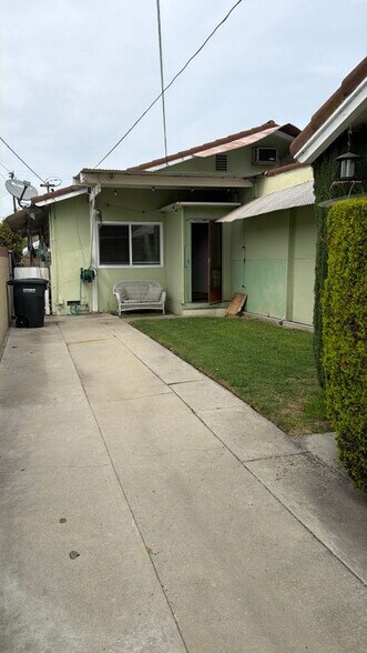 Building Photo - 9615 Walnut St