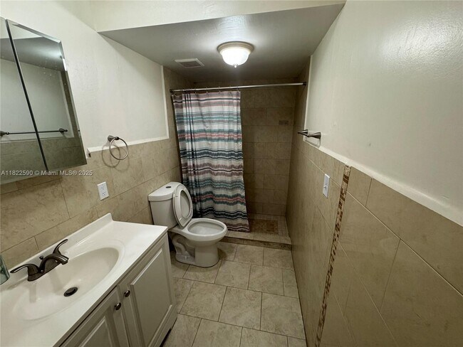 Building Photo - 1085 W 68th St