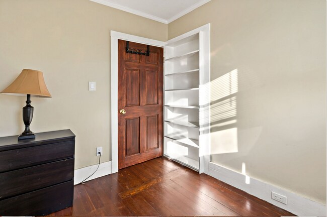 Building Photo - 1062 Saratoga St