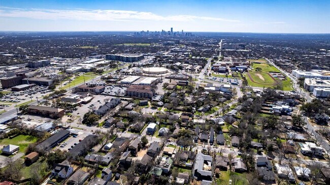 Building Photo - 1003 Romeria Dr