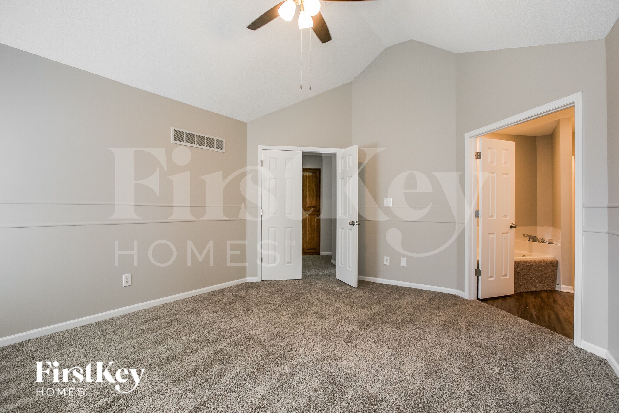 Building Photo - 1049 NE Queens Cir