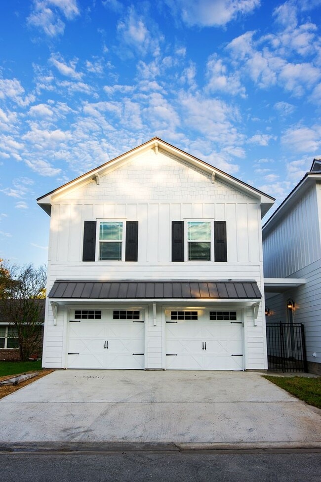 Primary Photo - ADORABLE 2/1 APARTMENT CLOSE TO CAMPUS! DEC MOVE IN!