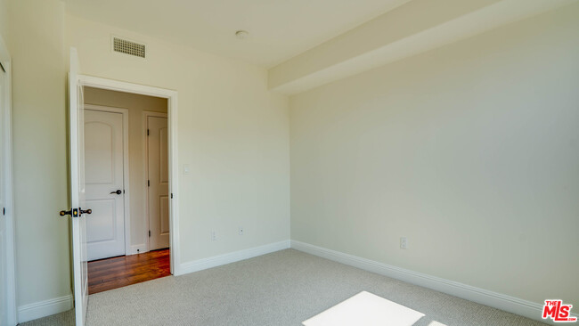Building Photo - 5037 Rosewood Ave