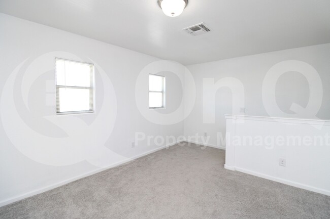 Building Photo - 822 N Navajo Ln