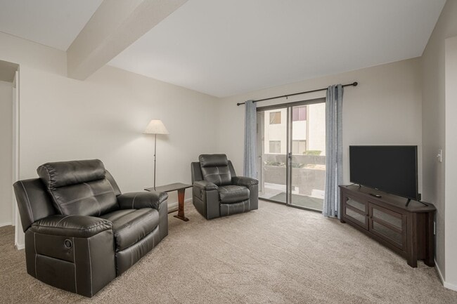 Building Photo - NEWLY REMODELED  FURNISHED BOTTOM FLOOR CONDO