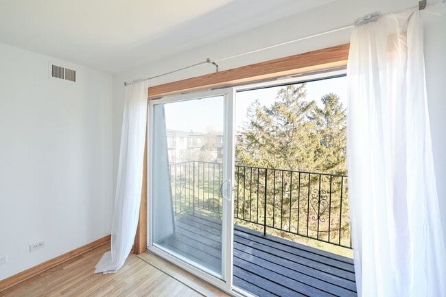 Building Photo - 9457 Bay Colony Dr