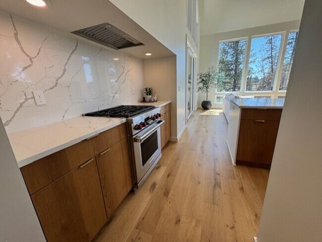 Building Photo - Gorgeous new home in Discovery West