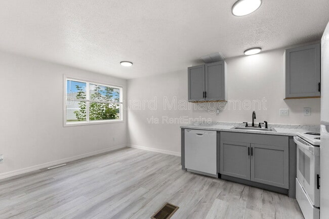 Building Photo - 1810 S Cleveland Ave