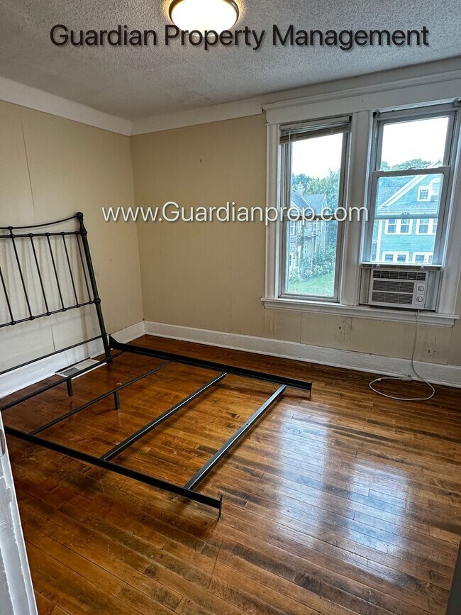 Building Photo - Northeast Minneapolis Single Family Home, Dishwasher, Hardwood Floors, W/D in Unit