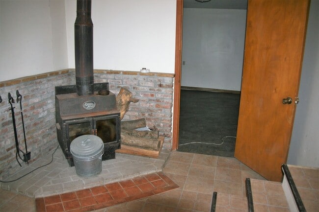 Building Photo - Acreage in Rural Burbank