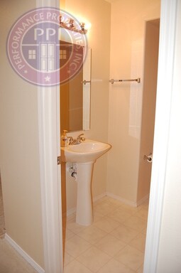 Building Photo - Contemporary Home Close to Intel & Nike!! Pet Friendly, Central Air