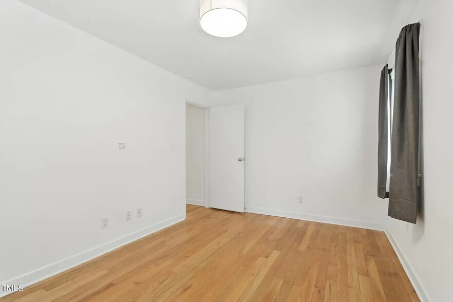 Building Photo - Room in Condo on Smallwood Dr