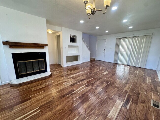 Building Photo - 2507 Rainbow Dr