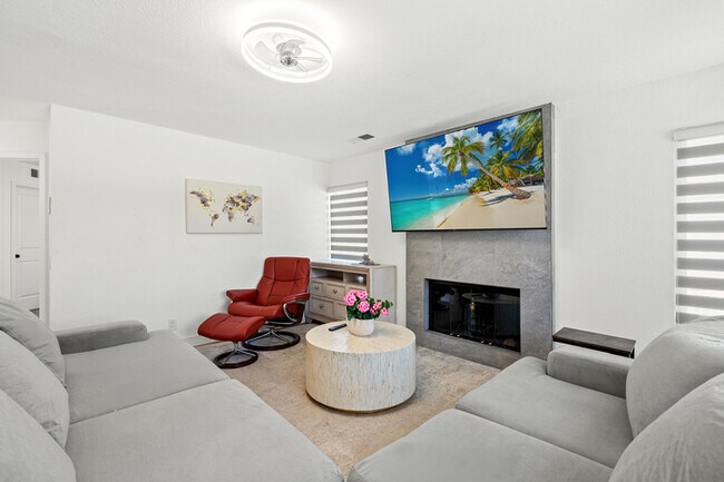 Building Photo - Luxe Spacious Home Near Parks Fully Equipped