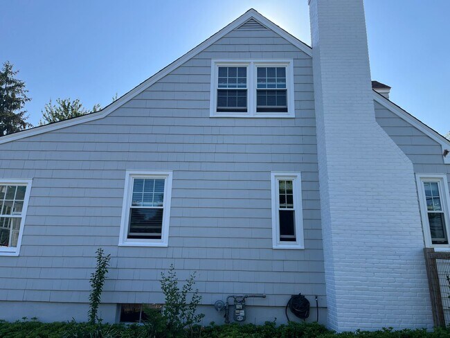 Building Photo - 3 Bedroom 2 Bath Fairfield House Near Southport