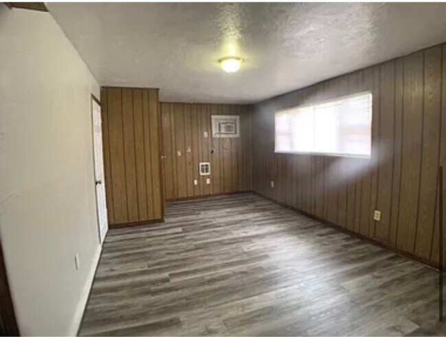 Building Photo - 4 bed 2 bath OKC