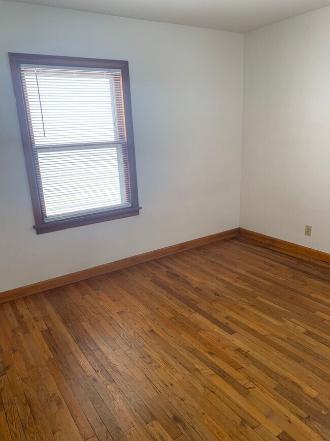 Building Photo - PRICE REDUCED! 2 bedroom, 2 bath house loc...