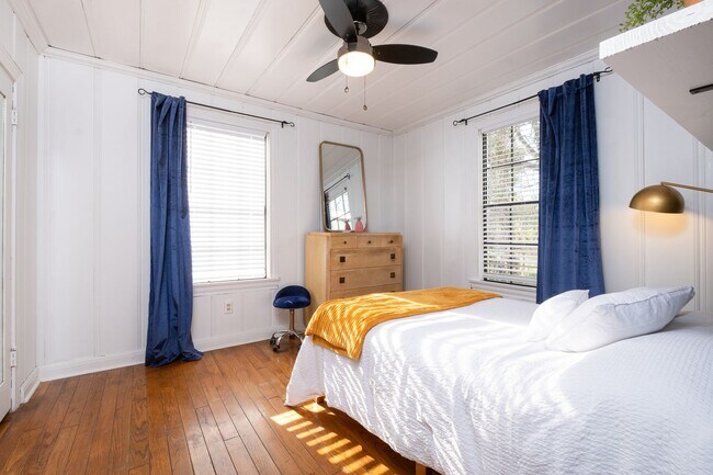 Building Photo - Updated 3-Bedroom Home with Fully Equipped Kitchen & Washer/Dryer in Great Neighborhood!