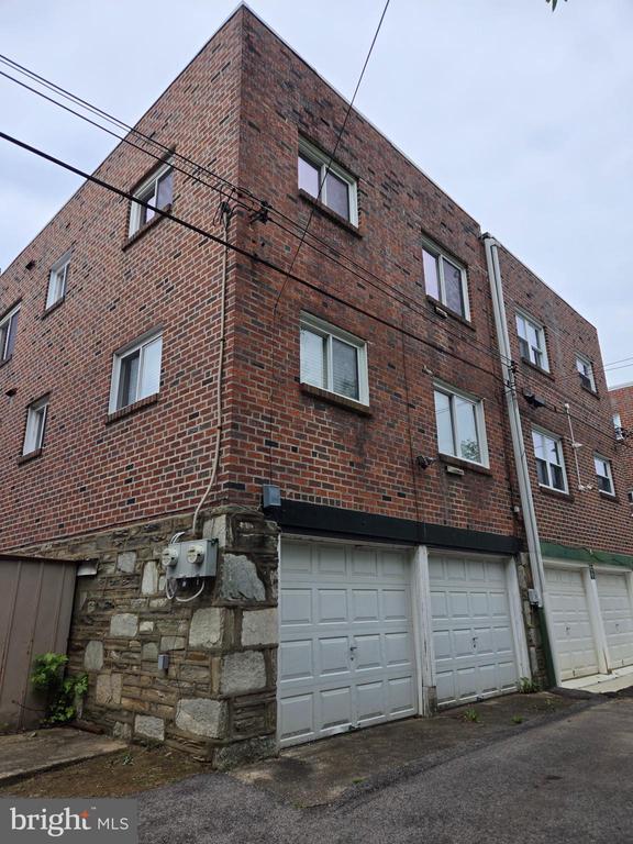 Building Photo - 825 Solly Ave