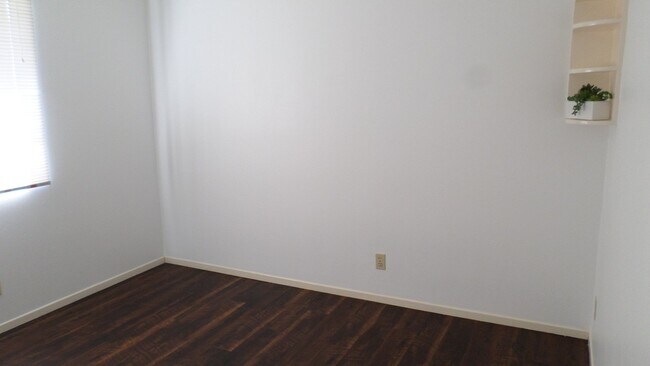Building Photo - 5271 Huntington Dr N