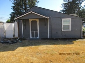 Building Photo - Updated Duplex