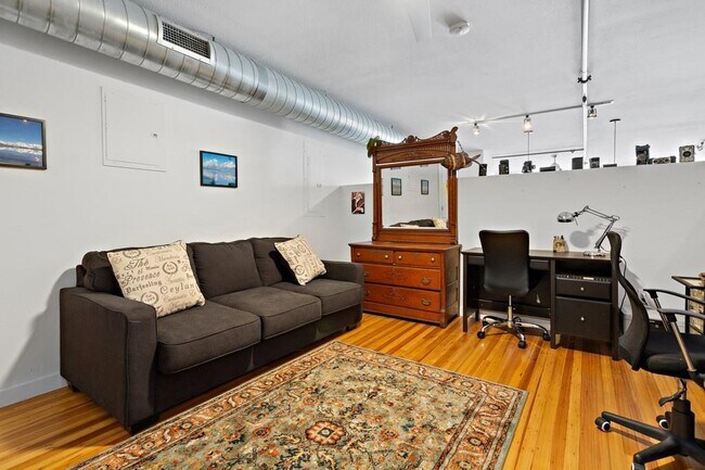 Building Photo - 1601 E Cesar Chavez St