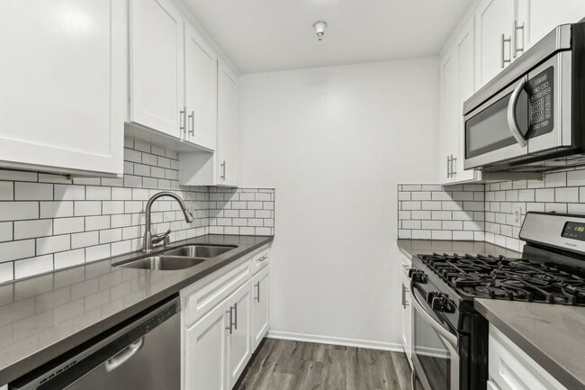 Interior Photo - 7057 Lanewood Ave