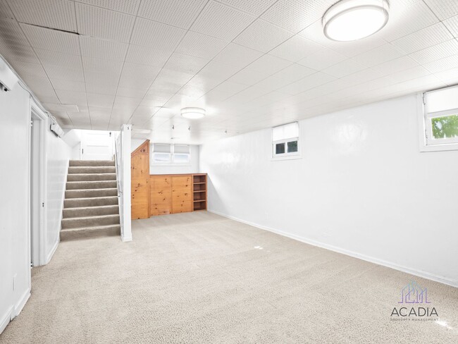 Building Photo - Charming, private basement apartment, enjoy your first month rent-free!