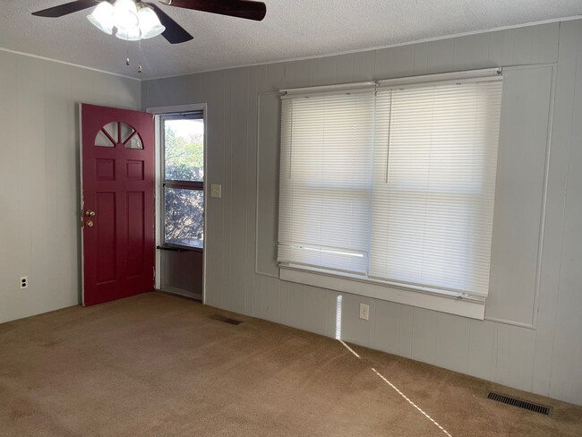 Building Photo - NICE CLEAN COUNTRY HOME, 3 BDRM 1.5 BA $1,400 RENT AND DEPOSIT