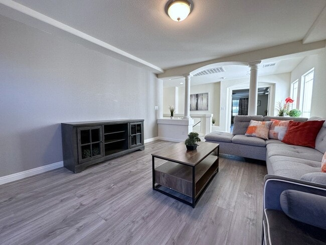 Building Photo - 4Bdrm/2.5bath Single Family Home - Fully Furnished