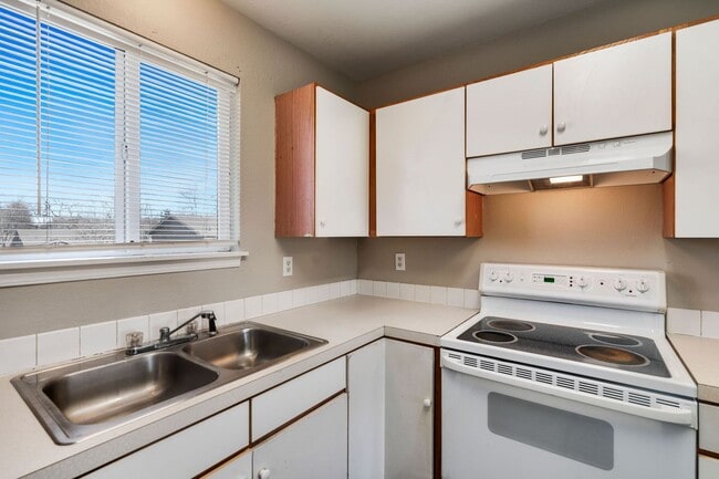 Building Photo - Updated 5 Bed 2 Bath House Near Old Town!