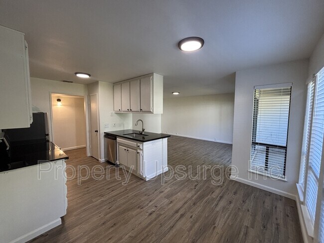 Building Photo - 855 Lakeside Dr