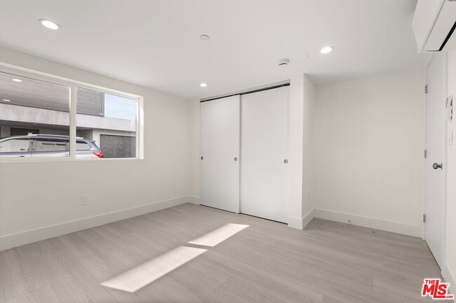 Building Photo - 6943 Simpson Ave