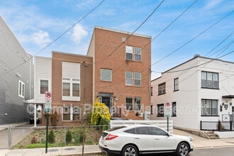 Building Photo - 1829 Providence St NE