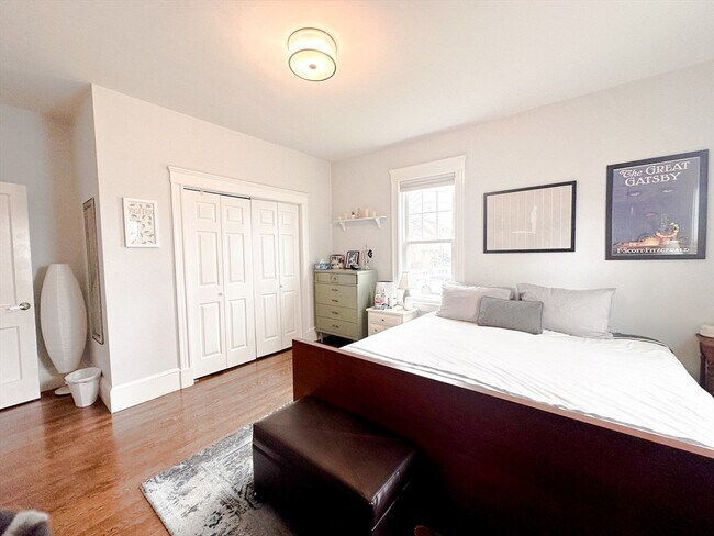 Building Photo - 35 Hillock St